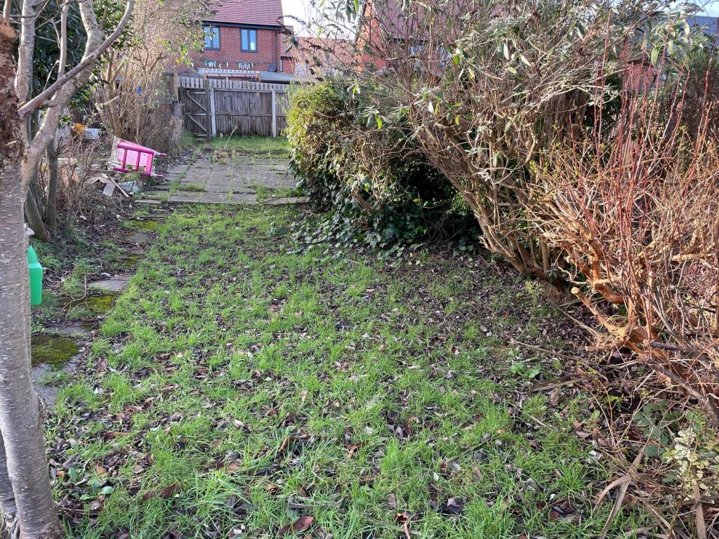 Lot: 34 - BAY FRONTED HOUSE FOR IMPROVEMENT - Rear garden